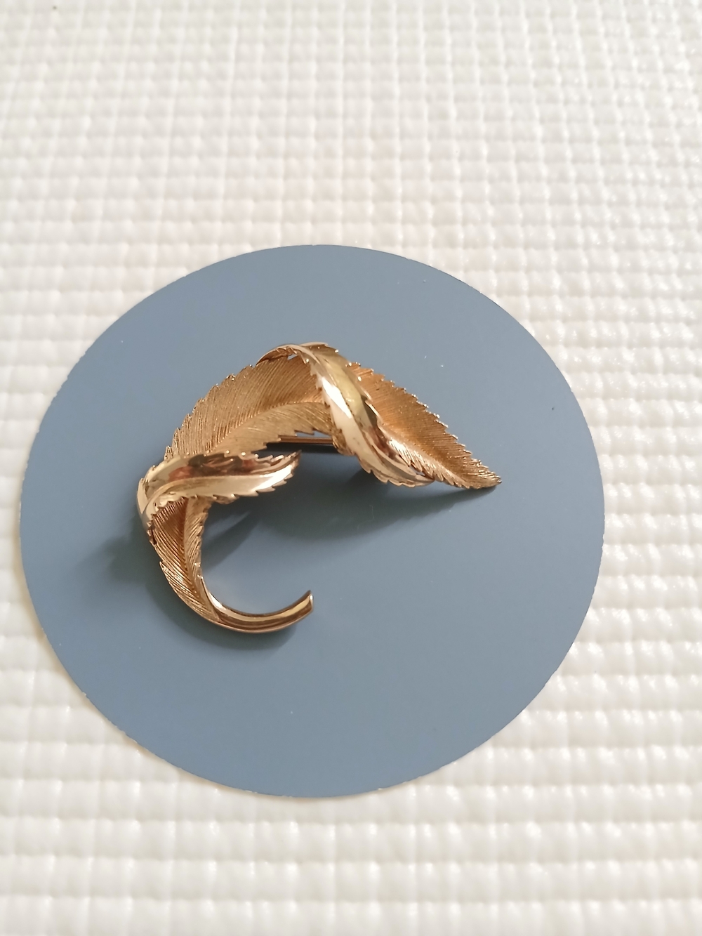 Vintage Gold tone  textured swirled Leaf brooch, signed Monet, 1 7/8, mint, rare